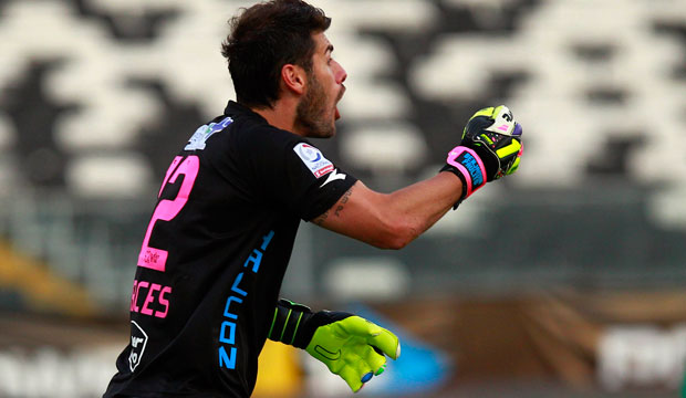 Paulo Garcés es citado de urgencia por lesión de Claudio Bravo