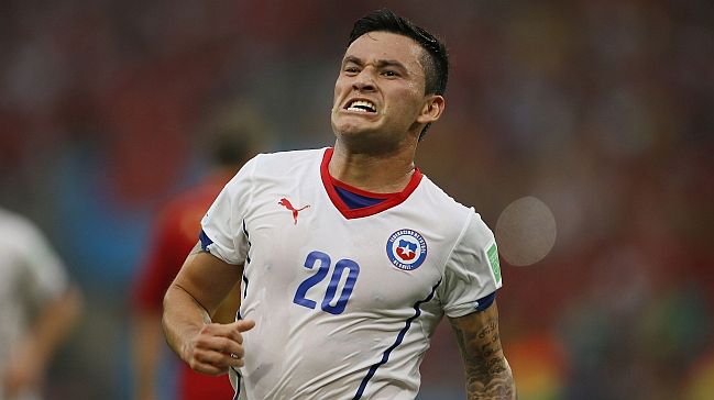 Charles Aránguiz sufrió un esguince en su rodilla derecha