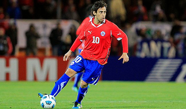Valdivia, Paredes y Rojas asoman como titulares ante Irlanda del Norte