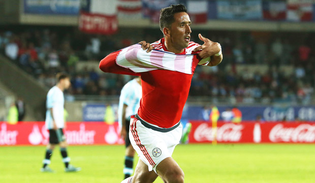 Con gol de Lucas Barrios Paraguay consiguió un agónico empate ante Argentina