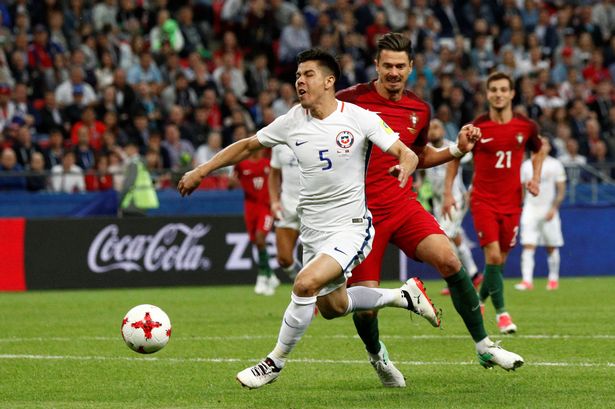 Jefe de árbitros FIFA: Se pudo haber resuelto mejor el posible penal para Chile